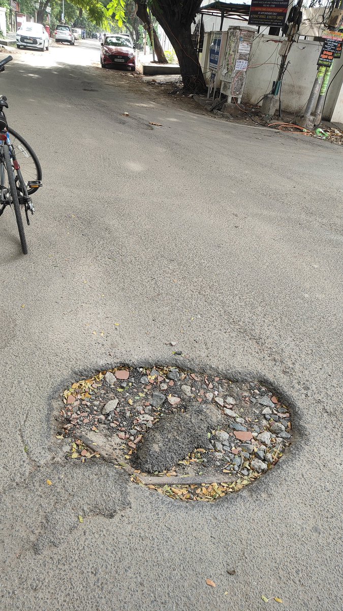 METRajan's tweet photo. @chennaicorp 

Pls fux the pot hole properly. Today, I had a big fall due to this pothoke during my cycle ride 

Location - junction of A Block - 6th Street &amp; 7 th Street, Anna Nagar.

Photo taken - 17Aug26 7:50AM

ZONE 102. https://t.co/nmvMSvwAy6