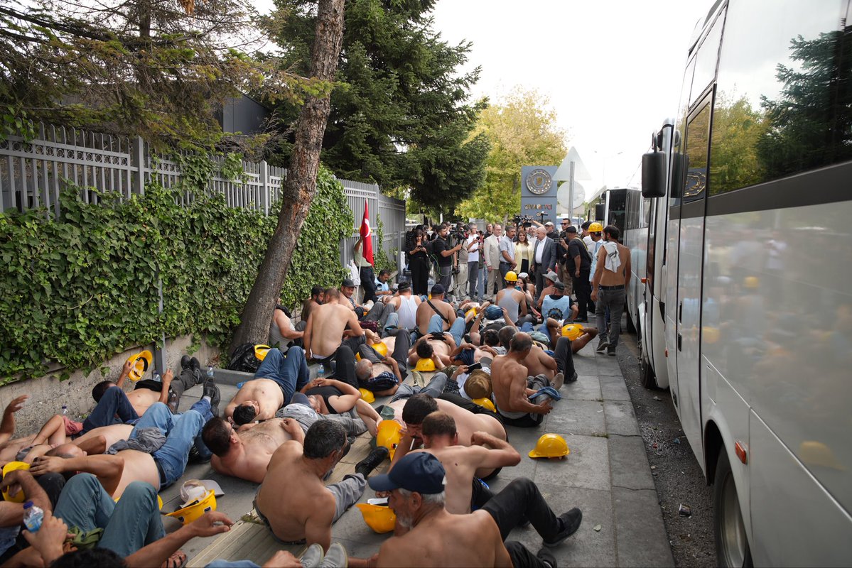 zaferpartisi's tweet photo. Genel Başkanımız Prof. Dr. Ümit Özdağ, yer altında alın teri döken ve aylardır hak mücadelesi veren maden işçilerimize destek olmak amacıyla ziyarette bulundu, maden işçilerimizin sorunlarını dinledi ve her zaman yanlarında olduğumuzu ifade etti. https://t.co/05bLReTMuf
