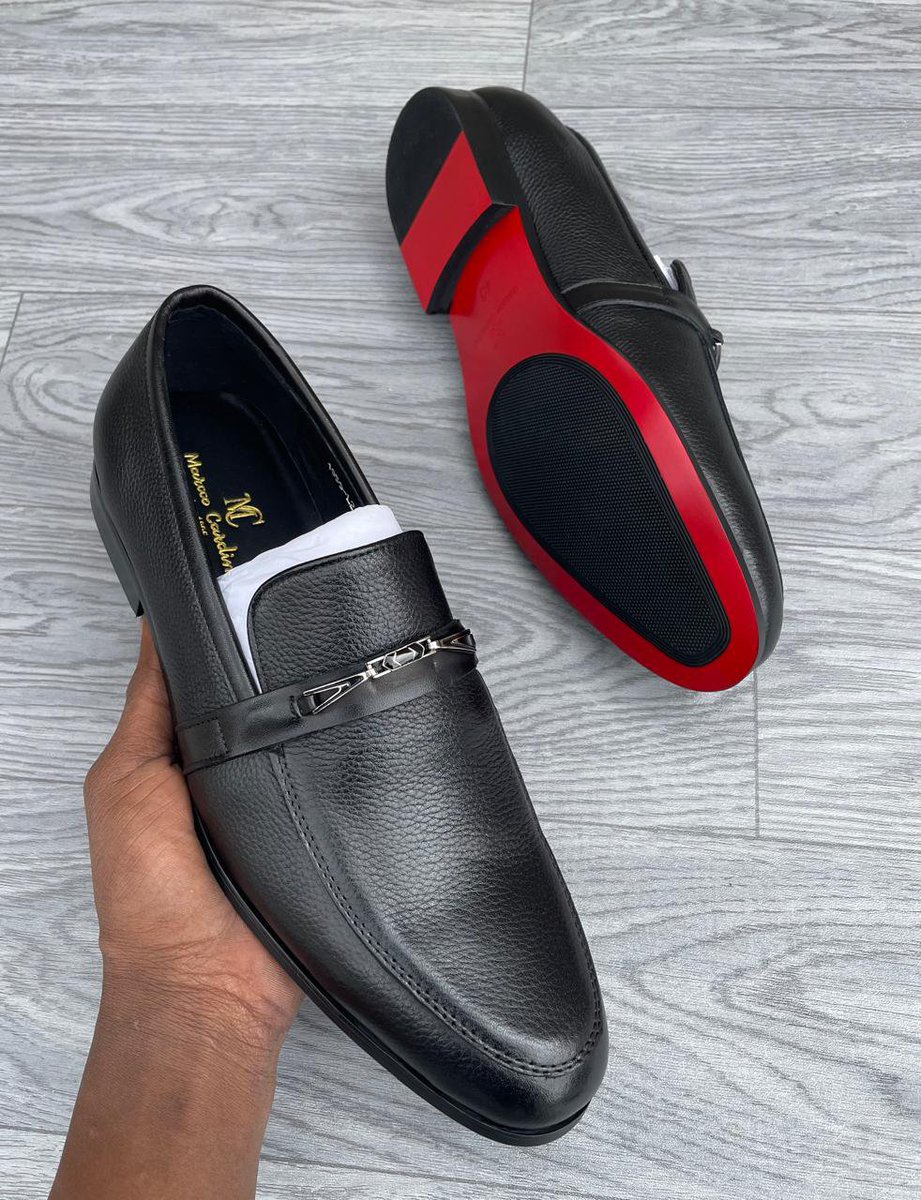 TomMfalme's tweet photo. Step out looking sharp without saying a word.
Premium men’s loafers with a sleek metal detail + signature red sole.
KES 5,500
Sizes 39–45
Order/WhatsApp: 0703908508
Limited pairs available — your size won’t wait.
#MensShoes #MensFashion #Loafers #KenyaFashion #ShoesKenya https://t.co/fLnJ2q67uJ