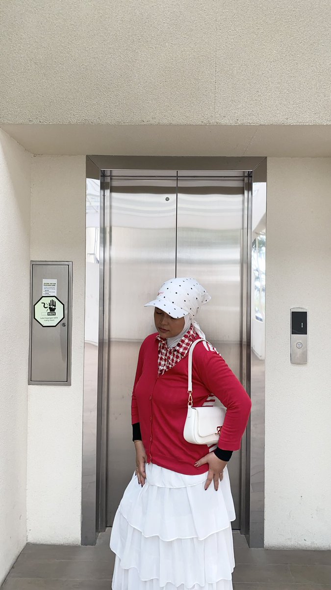 inginkurus_'s tweet photo. #OOTDyah 17 Agustus vibes wkwk

Outfit 1
 🔗 Bandana Caps : https://t.co/1g6PKqVHxI
🔗 Baju : https://t.co/ofp4qwDDJ5 (yang mirip)￼

Outfit 2
🔗 Hijab : https://t.co/eiM4zOtIqp
🔗 Rok : https://t.co/Ki1fqrAtmd
🔗 flatshoes : https://t.co/0sGPuvmPGr https://t.co/Elr9o1qleq
