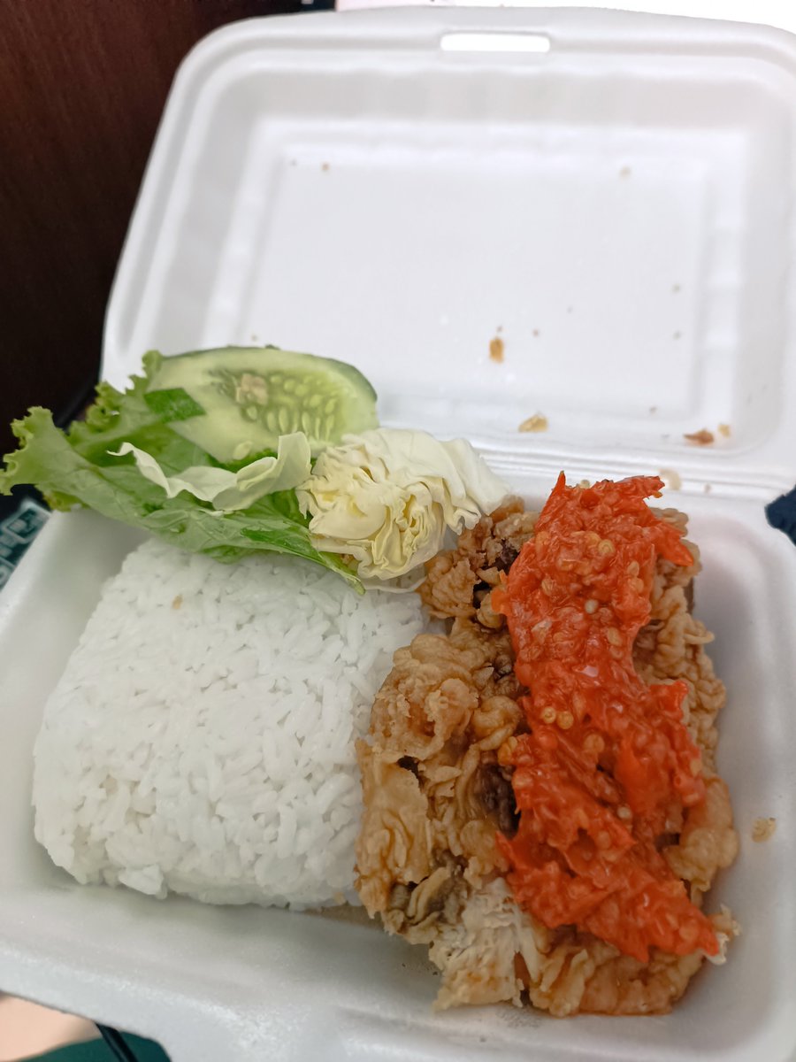 devigtw's tweet photo. Alhamdulillah kesekian kalinya dibeliin bos ☺
Udah lama juga ga makan ayam geprek sampe lupa kapan terakhir kali makan makanan ini 😭 https://t.co/b9wViACuuv
