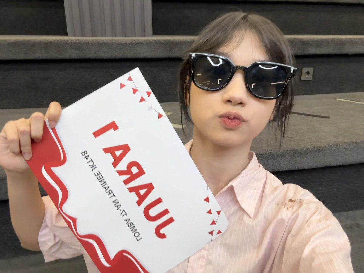 Ekin_JKT48's tweet photo. aku sang JUARA 🥇 mau bilang TERIMAKASIH BANYAK buat IDN LIVE HARI INI!! 🫶🏻 menang gak kaget kalah gak mungkin 😏 https://t.co/sunNHpsgZF