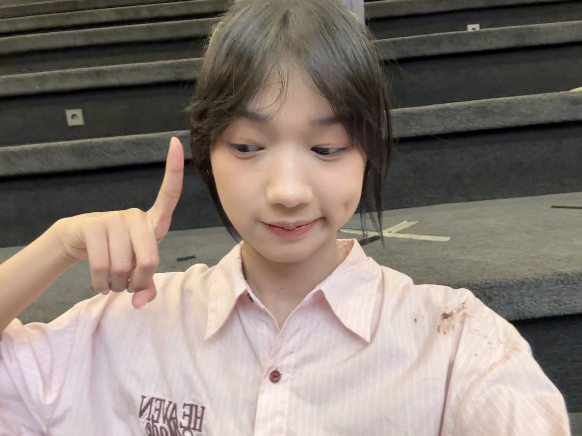 Ekin_JKT48's tweet photo. aku sang JUARA 🥇 mau bilang TERIMAKASIH BANYAK buat IDN LIVE HARI INI!! 🫶🏻 menang gak kaget kalah gak mungkin 😏 https://t.co/sunNHpsgZF