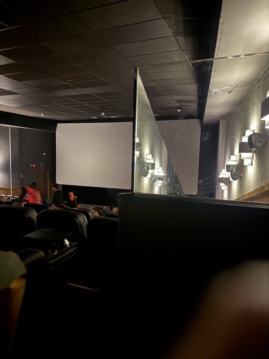 lwtrich's tweet photo. O lugar que o @cineart_oficial me vendeu no cinema SEM AVISAR QUE A VISÃO SERIA PARCIALMENTE OBSTRUÍDA 🫠🫠🫠 https://t.co/KA220rV0KB