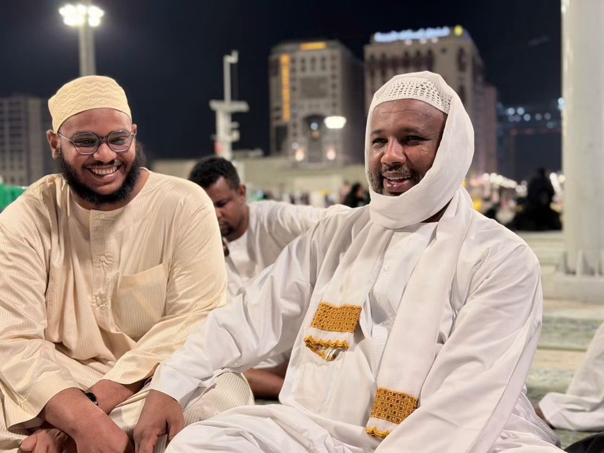 AhmadKhalidDeen's tweet photo. أذكر في السنوات التي لمع فيها بريق شيخنا الزين محمد أحمد في الأعوام تقريبا من ٢٠٠٩ و٢٠١٠ و٢٠١١ و١٢ و١٣ 
نشط حينها والوقت داك ما كان انتشار الميديا دي زي الآن نشط الكتاب الشيوعيون اليساريون الحاقدون،في انتقاد شيخ الزين بشتى السبل تارة انو شيخ سلطة تارة انو شيخ الناس الجلابة وتارة انو بياخد ملايين في صلاته بالناس وانو شيخ الكيزان 

نحن للأسف كنا بنبرر ليهم ونقوليهم لالا ونقعد نفهمهم انو الأمر ليس كذلك 
و أنا أتأسف من ذلك لأنو اتضح لنا فيما بعد أن القوم ليست مشكلتهم مع الكيزان أو السلطة أو الصلاة بقروش وعدمها بل مشكلتهم مع الدين زاتو لأنو أصلا هو زاتو الصلاة في ذاته بالنسبة ليهم ليست شيئا 

وأديك كذا مثال تاني 
شوف في الفيس بوك أو التيك والتوك 
لمن تلقى مقطع لواحد من مشايخنا انتشر بتجي تعليقات كمية 
شيوخ الكيزان ظهروا 
المناف..قين أبان دقون ظهرو 
وتلقى الشيخ ما عندو أي علاقة بالكيزان 

والآن شوف حلقة شيخ أويس رغم انو زول مجا..هد و شجاعتو شفناها بأعيننا ومازالت المقاطع و الفيديوهات  موجودة وشاهدة له بصدقه وشجاعته 

لكن الجماعة قاموا عليهو بحملات مختلفة ليل نهار وصباح مساء بألسنة حداد
والسبب؟ 
لأنو ببساطة إسلامي 
وإلتفاف الناس حوله والاحتفاء بمقاطعه وقصصه دي بالنسبة ليهم مهدد كبير لمشروعهم 
عشان كده لازم ينسجوا الأباطيل حول أويس وحول شخصيته وحول مصداقيته 
وإلا فمجهوداتهم كلها معناهو راحت 

و ده كلو ما شغل عفوي بل شغل متعمد ومدروس تماما لإسقاط هيبة الدين في نفوس الناس وده شغل في كل العالم وليس في السودان فقط ويساعد فيه المجرحاتية 

و أنا على يقين تام أن الحر..ب في السودان دي في المقام الأول حر..ب على الدين 
العدو الكبير شايف السودان محكوم بالإسلاميين وحتى ناس مجلس السيادة الحاليين ديل مهما حاولوا يبرروا انهم ما إسلاميين المجتمع الغربي شايفهم إسلاميين كيزان
والجيش ده كلو شايفنو جيش إسلاميين كيزان 

وده بطبيعة الحال بالنسبة ليهم مهدد لماما إصرائيل 
وهم المشروع ده شغالين فيهو بكل السبل تقليل هيية المشايخ في الناس
تشويه صورة أي زول بظهر الدين = كوز 
أي زول بدعو للإسلام دين ودولة = متهم وكوز 

الكلام ده رغم انو واضح لكن محتاج توضيح ومحتاج تذكير خاصة أهل الدعوة بمختلف أطيافهم 

الليبرالية الحديثة دي ما قاعد تفرق بين أهل الإسلام 
يعني زمان مثلا كان مشكلتهم مع التنظيمات الحركية فقط لكن الآن حتى غير الحركية عندهم معاهم مشكلة 
حتى الصوفية عندهم معاهم مشكلة 

ما دايرين أي مظهر للدين 
و ده كان واضح في حكومة قحت 
وفي قراراتها ولو كانوا تمكنوا أكتر والله لكان السودان أسوأ الدول في كبت المنابر الدعوية والتنكيل بالدعوة وأهله 
وأبشرك هم لسه حريصين على إقامة المشروع ده

حربهم الحقيقية ما على الكيزان ككيزان بل على الإسلام كإسلام 
والكيزان يحمد ليهم ويشكر ليهم من الستينيات وقفوا سدا منيعا أمام الشيوعيين و العلمانيين والليبرالين في مشاريعهم دي

وأنا والله على قناعة انو لو ما الكيزان بعد الله عزوجل لكان السودان دولة  علمانية مرهونة للغرب

فالمعركة ما معركة كيزان و لا ما كيزان المعركة معركة كل أصحاب الدعوة و المنابر و كل المسلمين 

المستهدف الأول هو دينك وهويتك وشريعتك 

#فقه_المشهد 
هذا المقال كنت قد كتبته قبل سنة من الآن تقريبا

✍🏼 مولانا/ مصطفى ميرغني