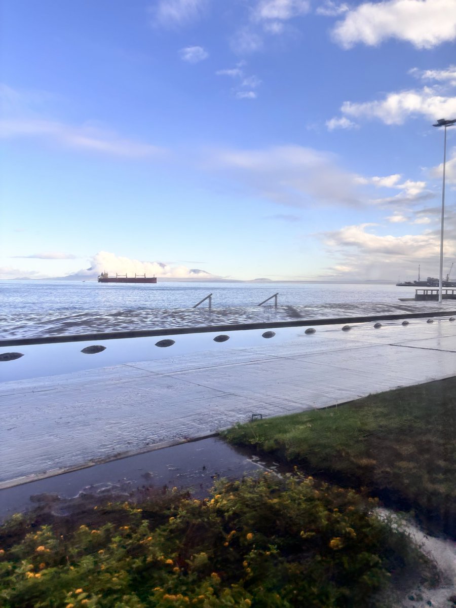 MarionLabrin's tweet photo. Cómo se mezcla en la imagen el pavimento con el mar .. #antofagasta https://t.co/eZv8BBDDln