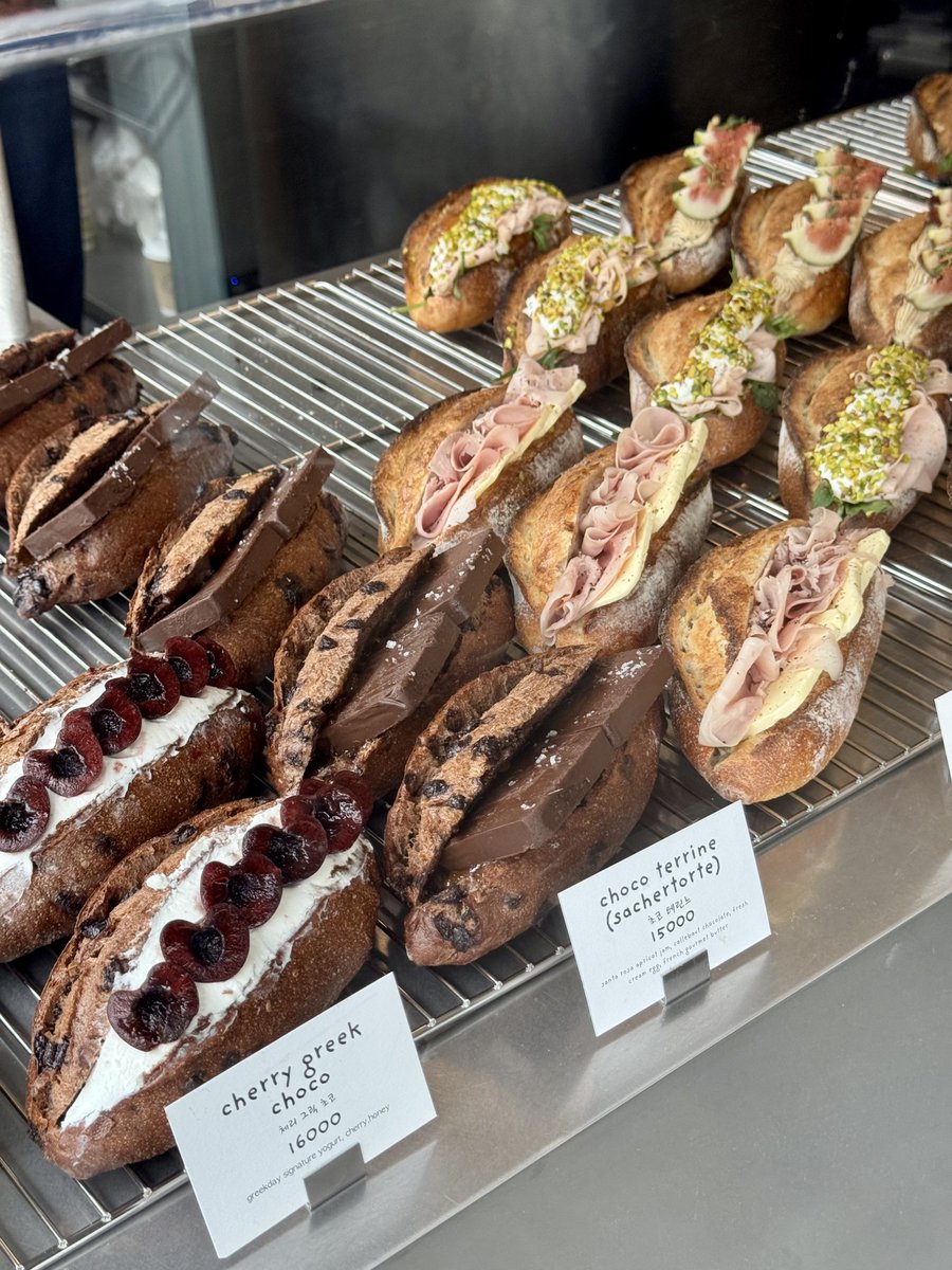hihello_bbang's tweet photo. 📍신용산역
🥖 바게티

나 정말 이 초코바게트녀석이 너무 먹어보고싶었는데 드디어 꿈을 이룸ㅜㅜ초코 테린느와 체리 그릭 초코가 너무 내 취향이라 또 먹고 싶어..특히 저 두꺼운 초코 테린느가 나 아직도 생각난다 이 녀석 포장할걸 #댄냠 https://t.co/31t6ebyErc