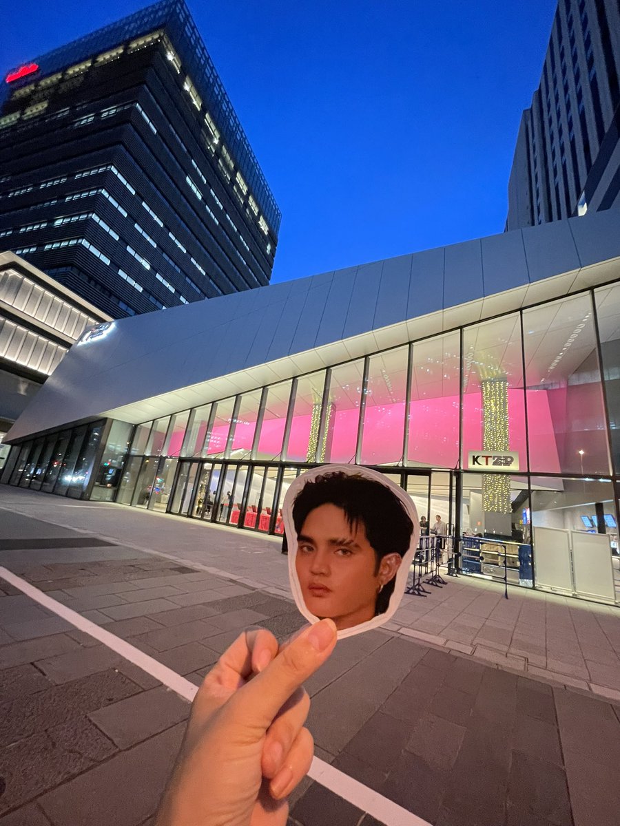 Sb_19_papi's tweet photo. 明日迷子にならないように現地に行ってきた🥹
@sabaita_hamachi @piningforpins  様か頂いた素敵なカード遅くなりましたが本当にありがとうございます😭めっちゃ欲しかったの😭
明日楽しみだー！！！
#sb19
#sb19日本ログ2026 https://t.co/njVoL87usU