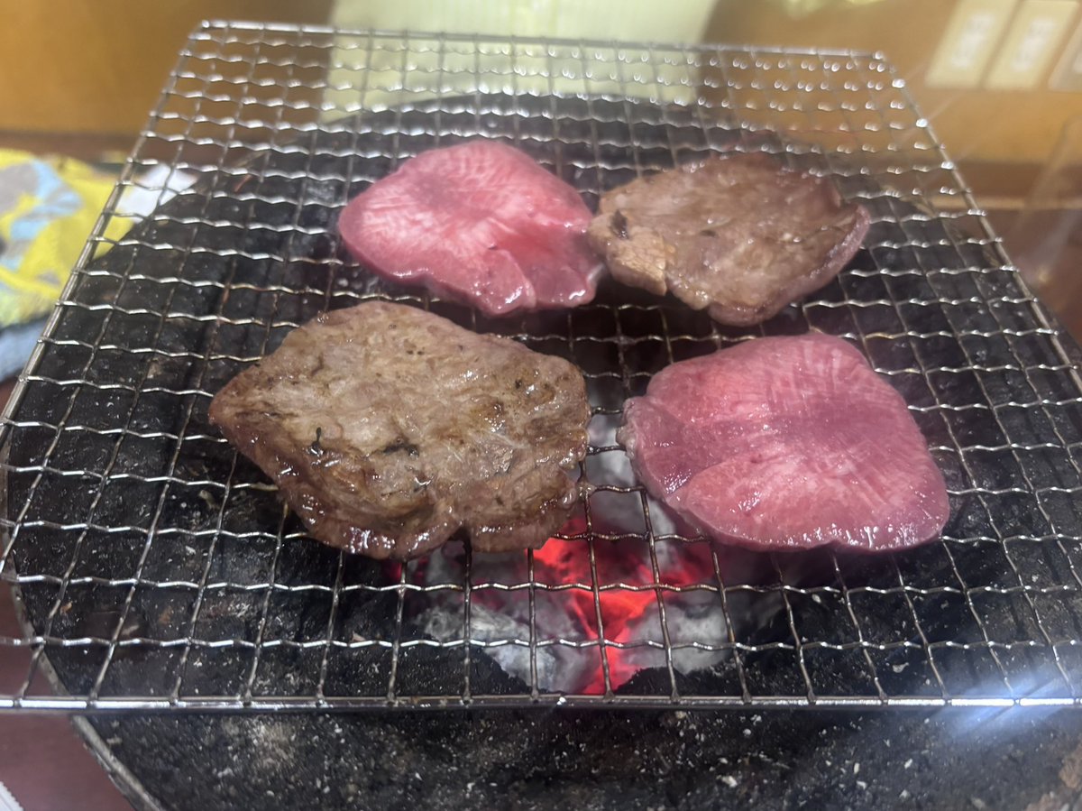 watashige3's tweet photo. 今日から夏休みで北海道旅行✈️
一日目の夕食はジンギスカン。
それも塩ジンギスカンで激ウマ。
締めに牛トロ飯をいただき、腹パンです。
札幌ラーメンは明日以降に持ち越し。
#札幌
#ジンギスカン
#肉の浅鞍 https://t.co/EC7VlWL4Ww
