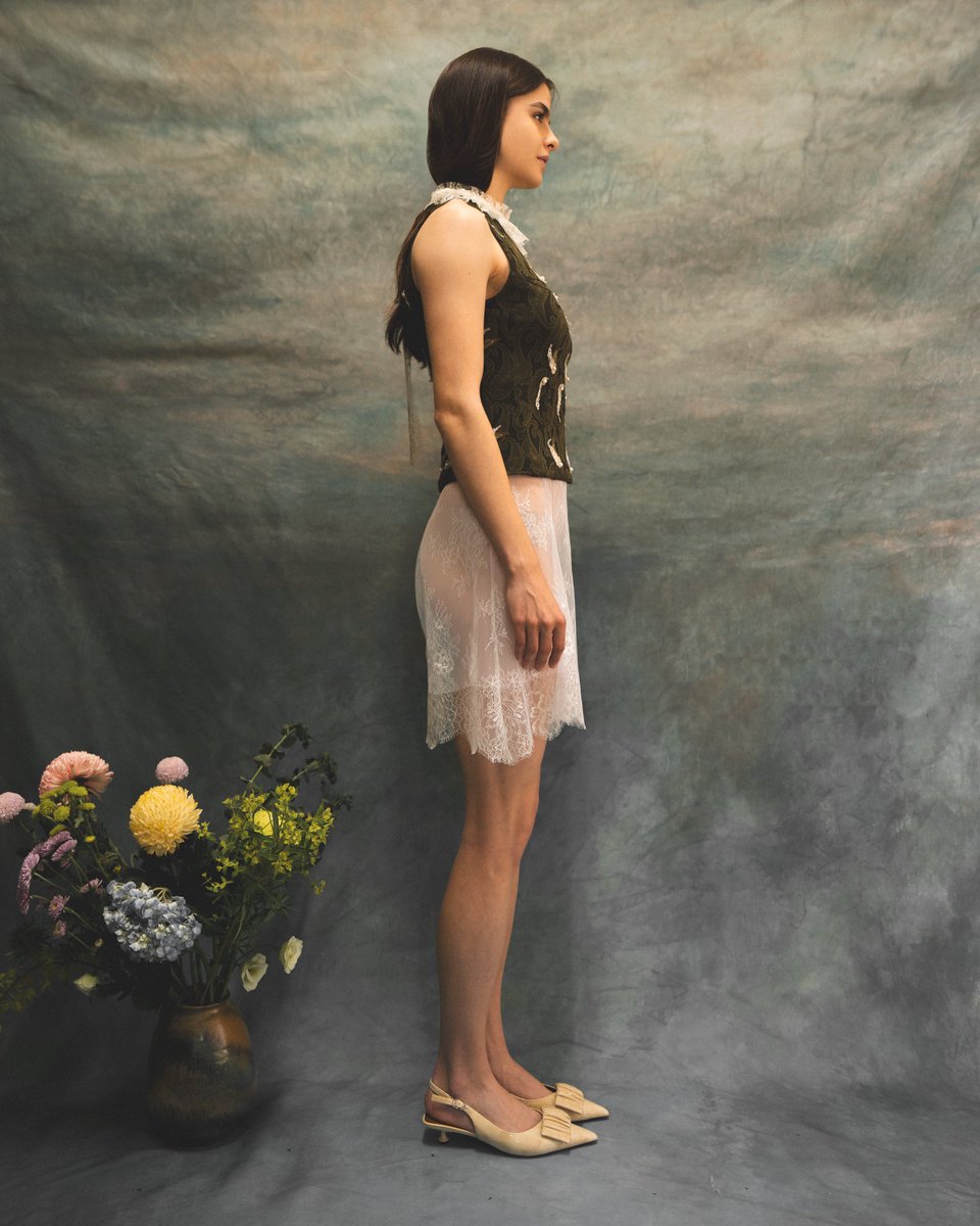 claudiacloudyah's tweet photo. Look V: The Barbara Blouse features hand-cut French Chantilly lace and chiffon paisley appliqués adorned with baroque pearls and mini beads all over and a removable French Chantilly lace ruff collar with back ties. 

The Ruthe Skirt features hand-cut French Chantilly lace panels. https://t.co/6miWja7piU