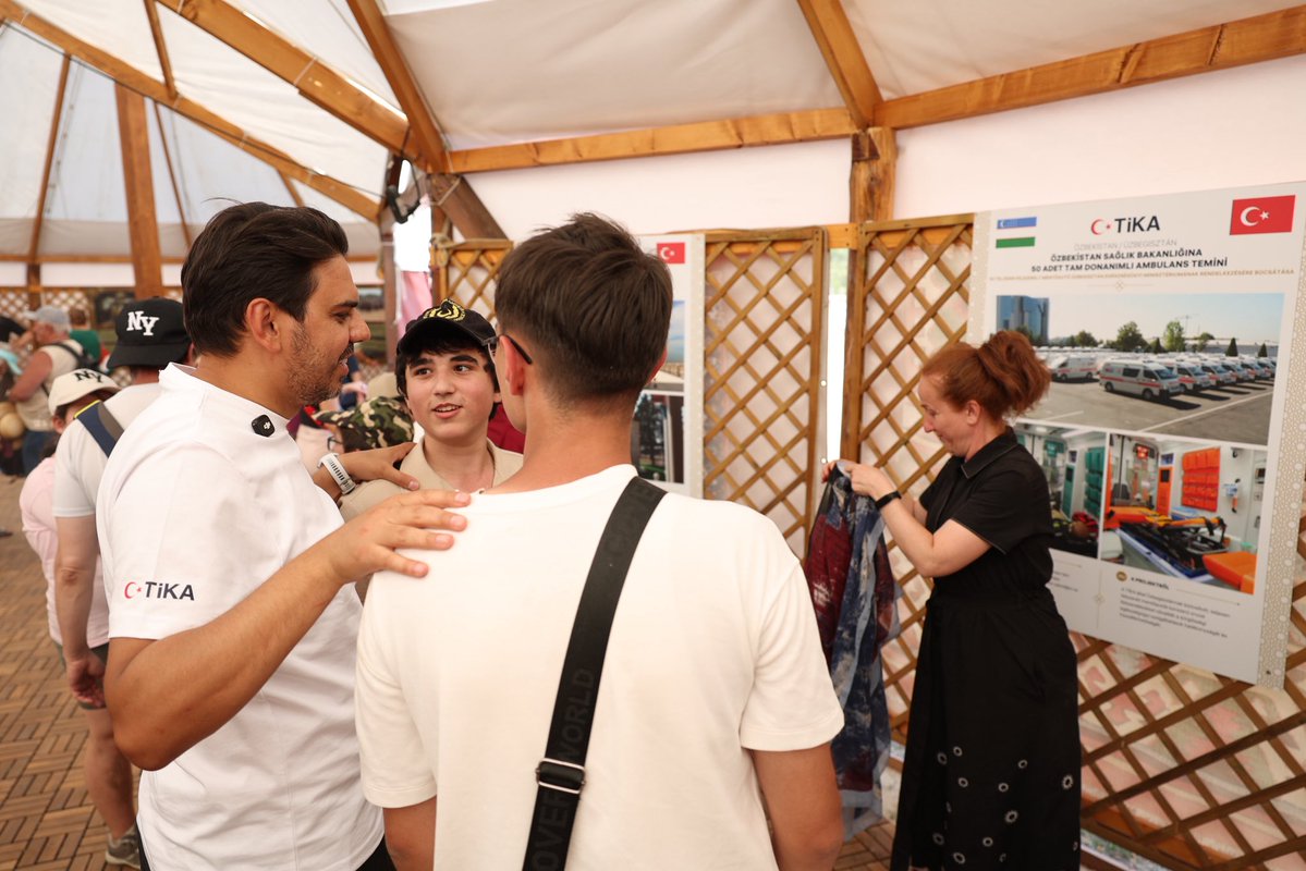 Tika_Hungary's tweet photo. Türk dünyasının kalbi bu hafta sonu Kurultay’da attı! 🇹🇷🇭🇺

Başkanlığımız ile Macar Turan Vakfı iş birliğinde TİKA Hun-Türk Çadırı açıldı.

Çadırda, TİKA’nın Orta Asya’daki çalışmalarının yanı sıra Kurultay’ın bu yılki onur konuğu Özbekistan’a ayrılan özel sergi de ziyaretçilerle buluşturuldu.

****

A türk világ szíve ezen a hétvégén a Kurultájon dobogott! 🇹🇷🇭🇺

Elnökségünk és a Magyar-Turán Alapítvány együttműködésében megnyílt a TİKA Hun–Türk Sátra.

A sátorban a TİKA közép-ázsiai tevékenységeinek bemutatása mellett a Kurultáj idei díszvendégének, Üzbegisztánnak szentelt különleges kiállítás is a látogatók elé tárult.