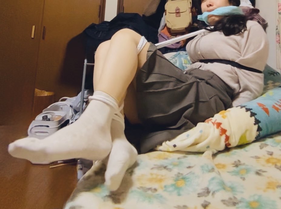 9ax5gz's tweet photo. 足を縛って、首と繋いでみた時の。
他で見た時、首のところだいぶ縄に余裕ありそうで、抜けられるじゃん！とか思ってたけど、全然抜けられなかった…💦

#自縛 #猿轡 #緊縛 #DID #did https://t.co/cotd0nOddN
