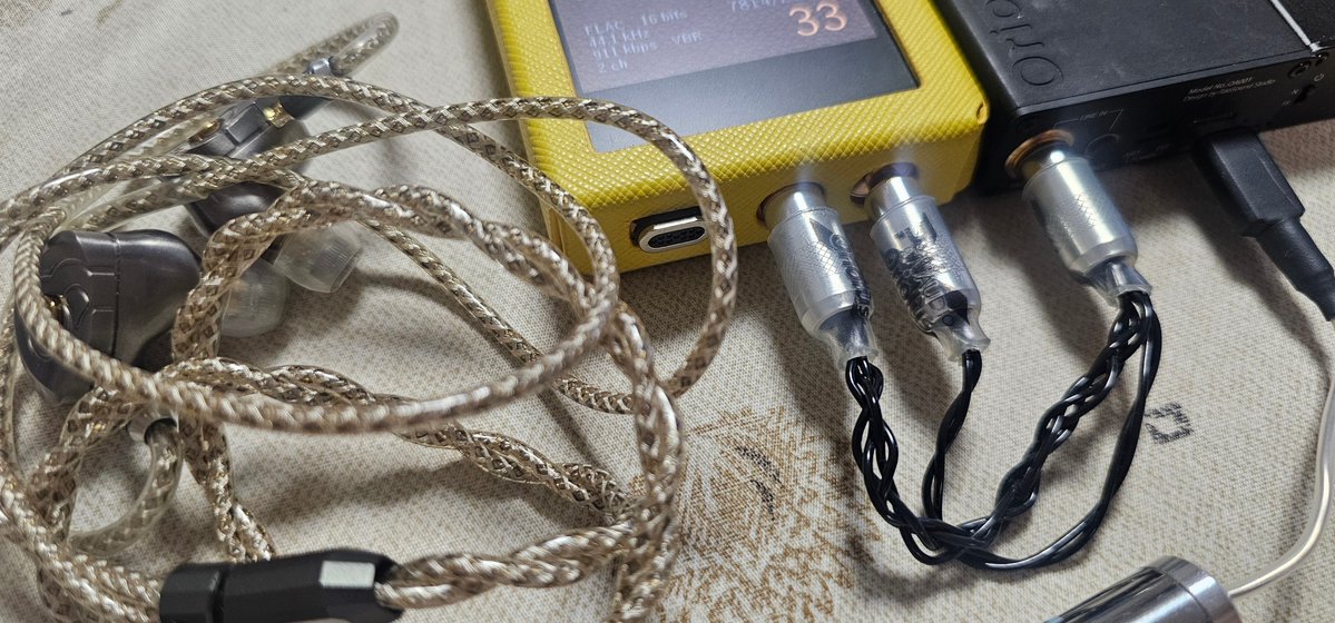 amsmkw's tweet photo. 夜の音楽タイム
Mr.Children / EVERYTHING
今日はとにかく色々繋いでみよう構成
DAP #COWON PLENUE L
IC1 #Oriolus #PWAudio 4.4mm+3.5mmGND to 4.4mm ofc cable for oriolus
ポタアン1 #Oriolus BA20 オペアンプ MUSES03D仕様
仮想アース1 #オーディオみじんこ SILVER HARMONIZER USB-C
仮想アース2 #PWAudio Ground-Resonance Type01
IC2 #NOBUNAGALabs VISION 仙水
ポタアン2 #Oriolus BA300S MKII
IC3 #iFiAudio 4.4mm to 4.4mm cable
ポタアン3 #うつせみワークス SOUND TIGER E-CM
IC4 #Oriolus BA20 付属4.4mm IC
#オーディオみじんこ SILVER FOREST 4.4
リケーブル #TANGZU 斉天大聖付属の #FlashAcoustics Ultronのカスタム品
イヤホン #TANGZU 斉天大聖
イヤーピース #AZLA SednaEarfit mithryl Standard Mサイズ
最早意味不明な構成だけど音質は結構良い感じ。
BA20を最初に持ってこないと破綻するけどね。