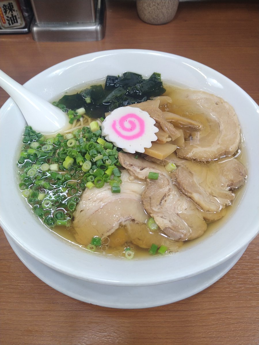 setubineko's tweet photo. シンプルな醤油ラーメン
最近はゴテゴテなラーメンが多いから無駄を削ぎ落としたこういうラーメンが沁みる https://t.co/ACE9zBxEHL