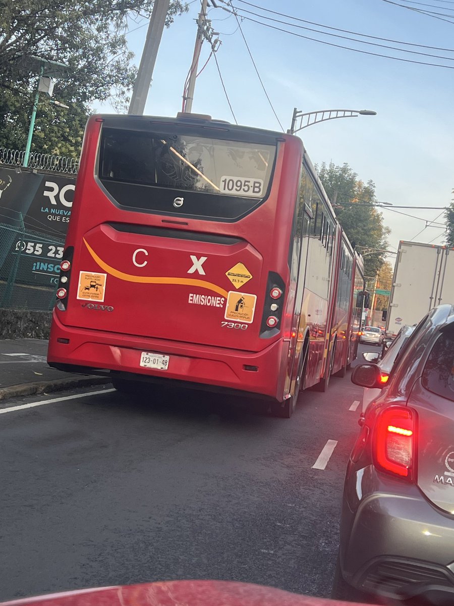 the_isri's tweet photo. @MetrobusCDMX Metrobús estorbando https://t.co/JKh1tqs4zo