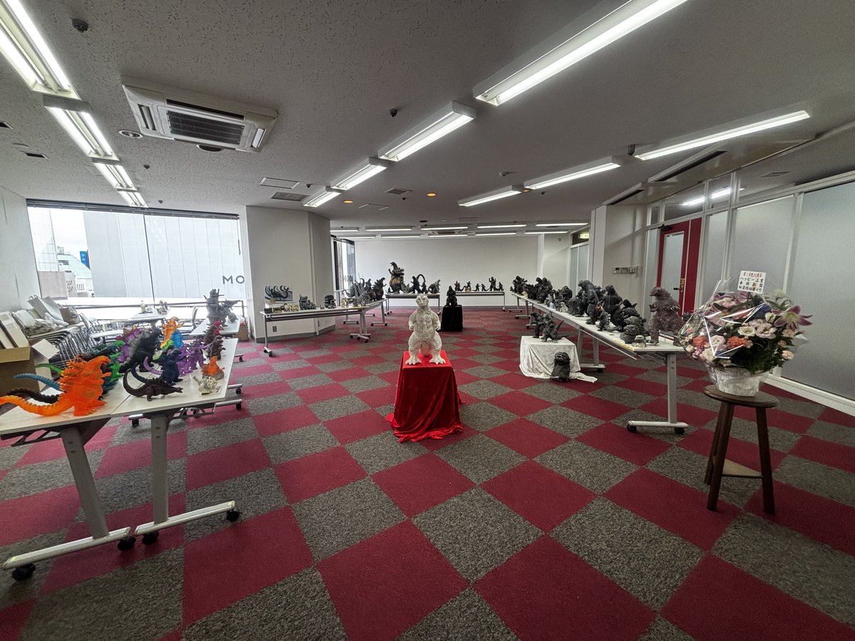 maten78's tweet photo. 母親が元気に今年も町田パリオの展示会に来てくれて、嬉しかったわけだが…飾っているゴジラを見て「これは高校の時に買ったやつを組み立てて塗ってるのかな？」と言ってて、僕が造ってる事を本当に信じないんだよね…。 https://t.co/VzP1f2BSrF