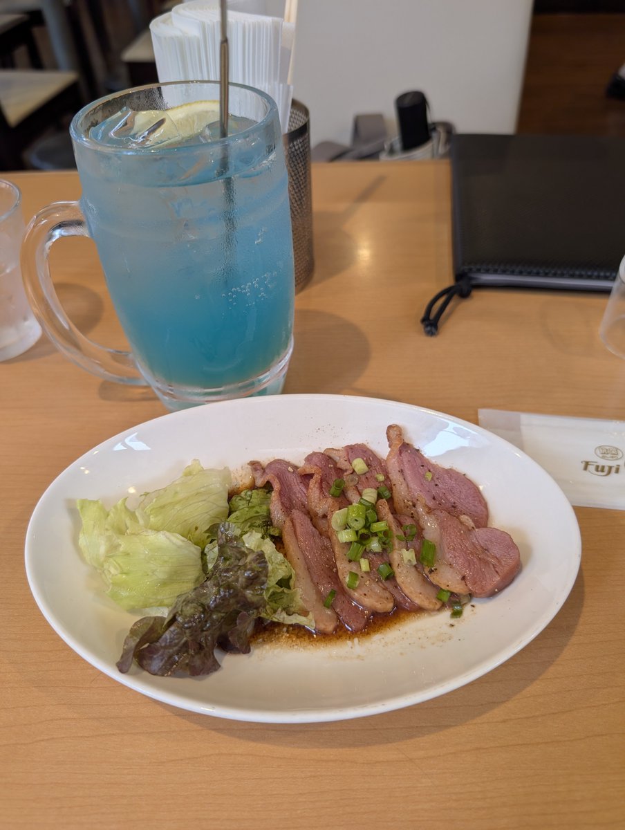 drf924's tweet photo. 秋葉原ハニハニであすかさんのバースデー☺️BGMが雰囲気違うなと思ってたら宝塚だったようで。好きだっていうの初めて聞いたなぁ😳新発見ですね✨
あすかさんお誕生日おめでとうございます🎉🎂
#秋葉原
#メイドカフェ
#ハニーハニー
#honeyhoney
#バースデーイベント
#BDEV https://t.co/EbKjRFsK5a