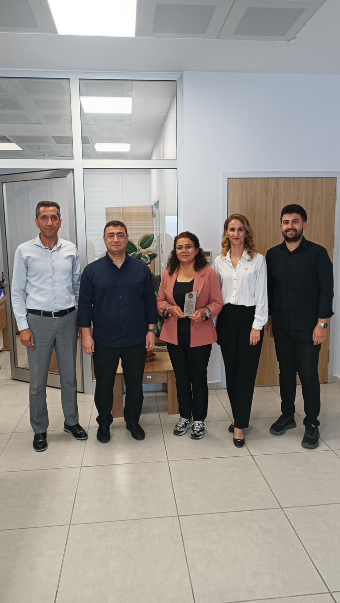 egirdirdh's tweet photo. Hastanemiz çalışanlarından emekliye ayrılan Hanife GELİR'e hastanemiz adına vermiş olduğu emekler ve hizmetlerden dolayı hastane yönetimimiz tarafından teşekkür edilip kendisine plaket takdim edilmiştir. https://t.co/1nRNPLVhj6