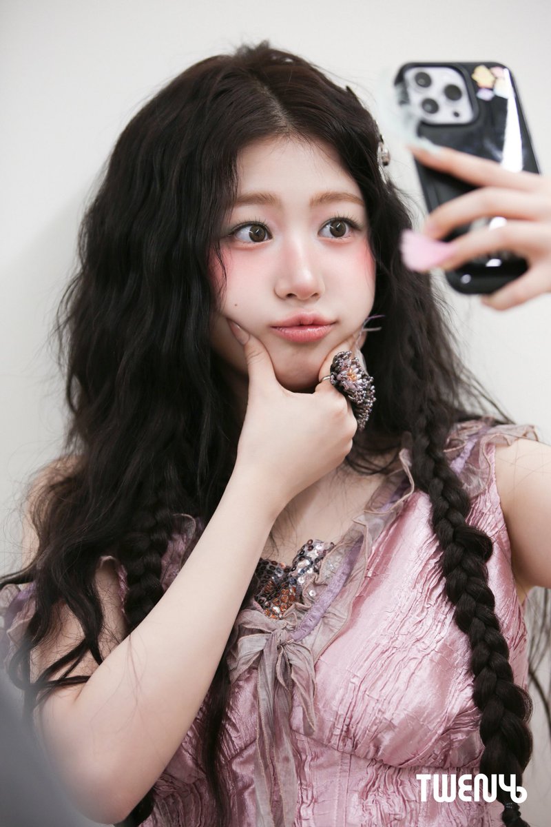 YEWONGLOBAL's tweet photo. [📷] 260817 FIFTY FIFTY WEVERSE UPDATE WITH #YEWON

[POV: TWENY] The 4th Mini Album “Imperfect‑I’mperfect” Jacket Shoot Behind the Scenes

#예원 #YEWON
#피프티피프티 #FIFTYFIFTY https://t.co/RUOlH2tXaY