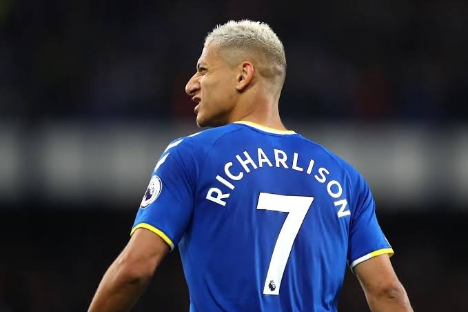 ThaBeautX's tweet photo. Sooooo with number 7 being open.... is it time for him to come home? 👀 #everton https://t.co/6hmZ7AH4LP