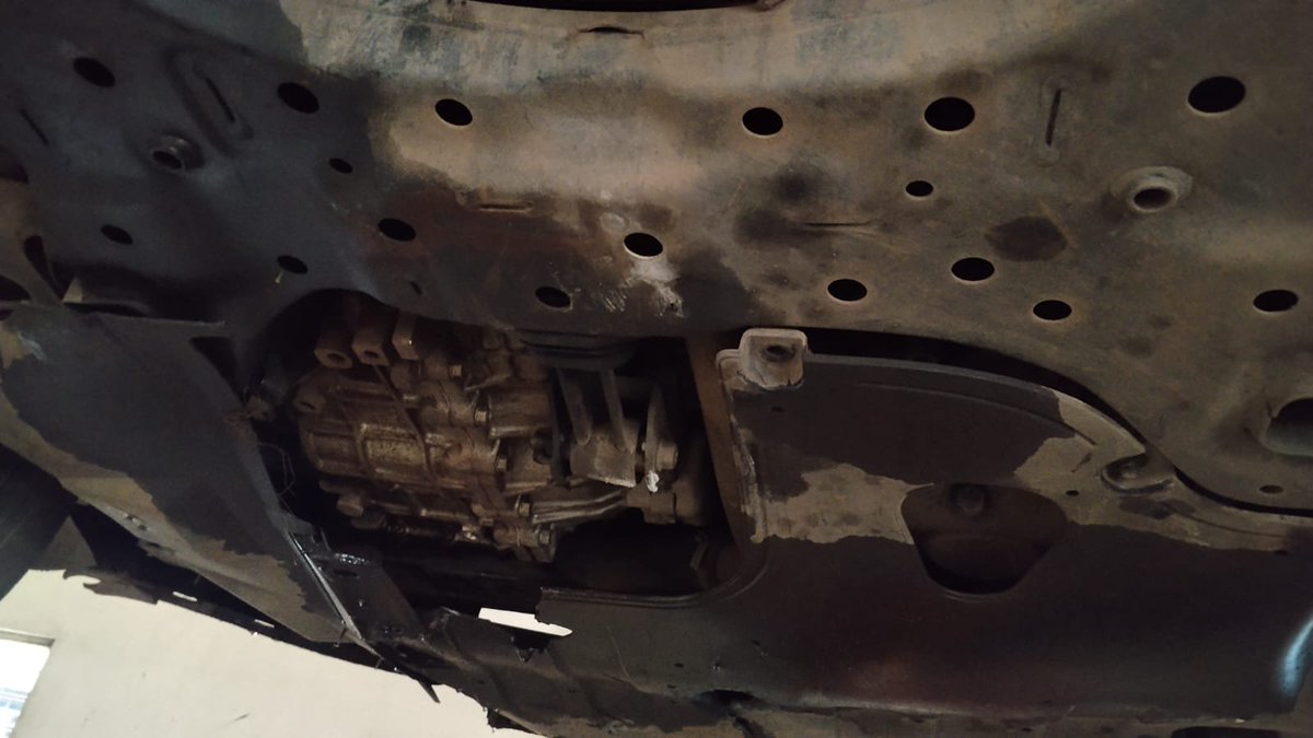 Yourss_Nishant's tweet photo. @heydigit Are you able to see the damage happen to the vechile surveyor appoint by you seems suffering from Cataract issue, Why the genuine claim is rejected? Very pathetic claim support received by your entire team, vechile is in showroom from last 27 days. https://t.co/3H00Ashiuz