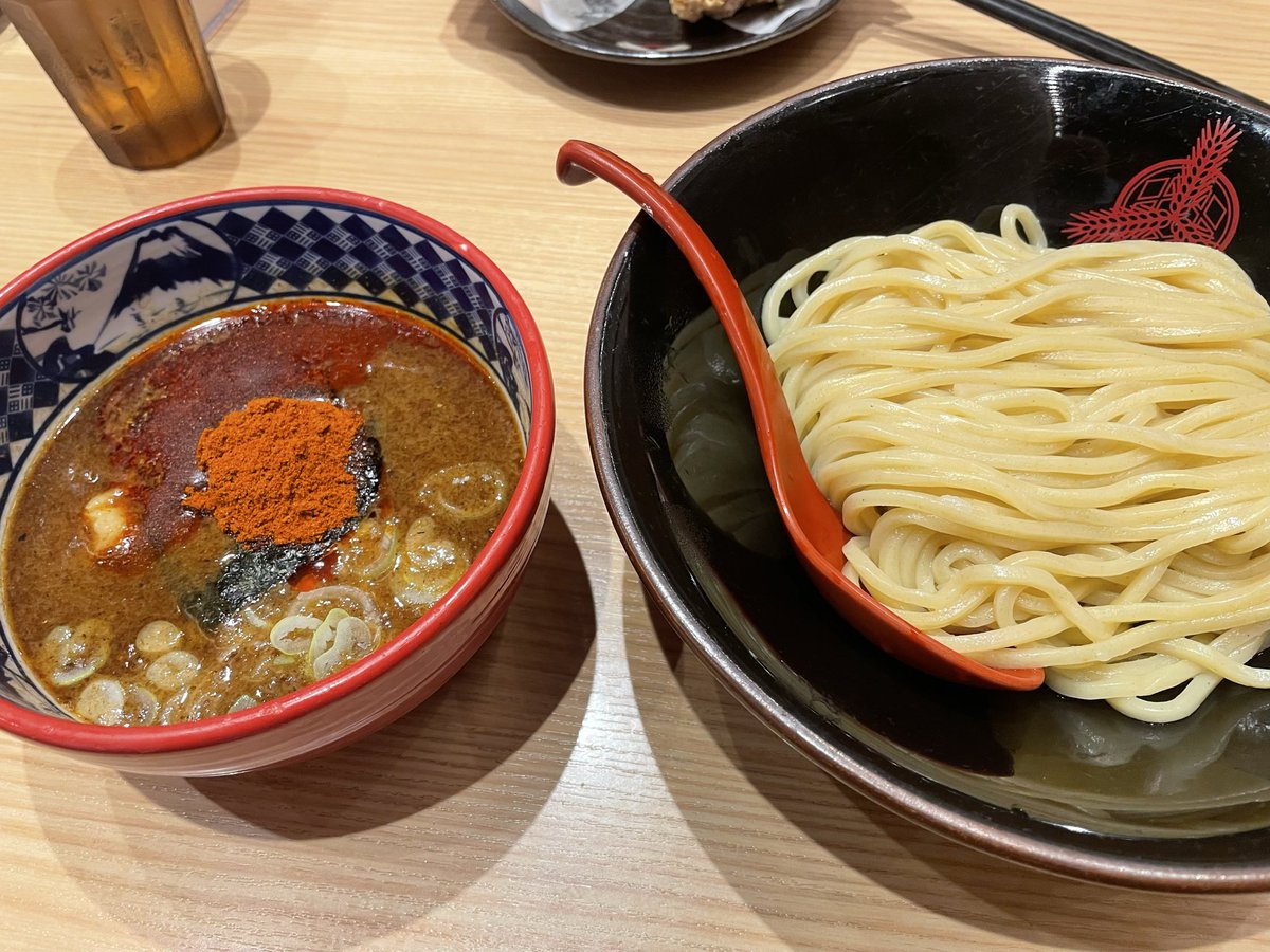 UnrealYoshida's tweet photo. 毎年恒例の三田製麺所「灼熱つけ麺」

安定の旨辛！

普段からハバネロペッパーを何にでもかける人間からしたら少し物足りないかも？
後2段階くらい辛いの欲しい気持ち… https://t.co/tYxTlEKWCJ