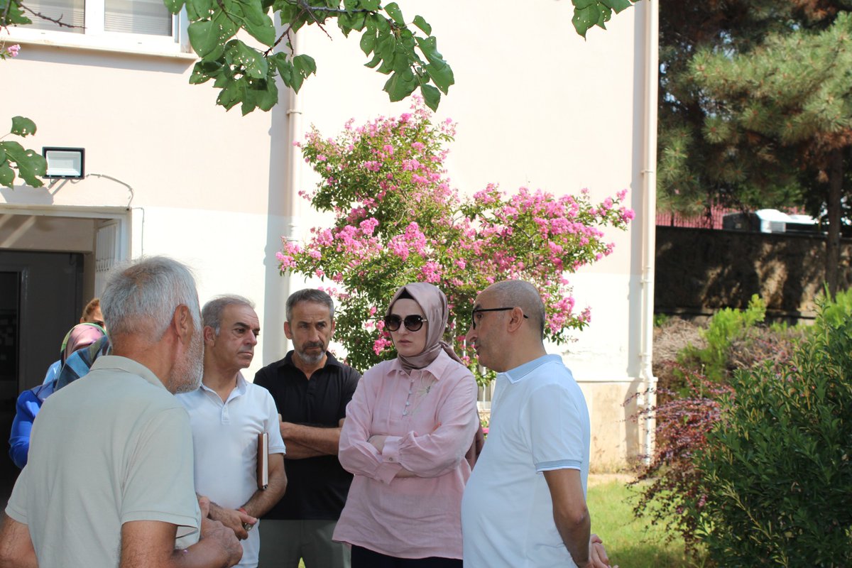 ElazigRuh's tweet photo. Hastanemiz Başhekimi Uzm. Dr. Hilal Kaya ve hastane yönetimi, hastanemiz birimlerinde yerinde incelemelerde bulunarak sağlık çalışanlarımızla istişare gerçekleştirmiştir. https://t.co/MqOfXVZUhE