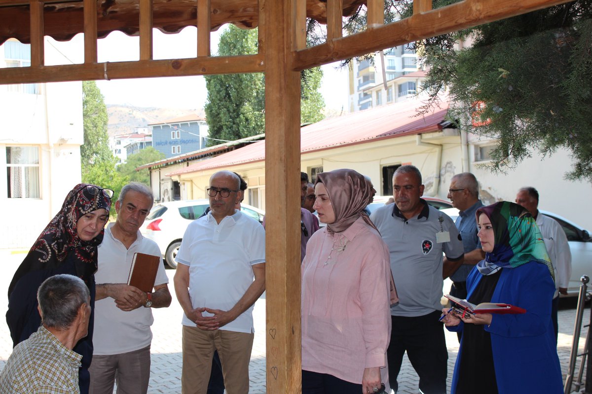 ElazigRuh's tweet photo. Hastanemiz Başhekimi Uzm. Dr. Hilal Kaya ve hastane yönetimi, hastanemiz birimlerinde yerinde incelemelerde bulunarak sağlık çalışanlarımızla istişare gerçekleştirmiştir. https://t.co/MqOfXVZUhE