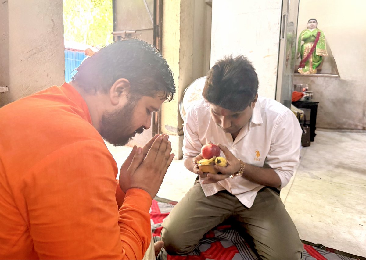 pankaj_hm's tweet photo. आज हमारे मित्र समीर जी एवं वेद विद्यालय के बच्चों के साथ रुद्राभिषेक करने का सौभाग्य प्राप्त हुआ। 🔱🕉️
बाबा महादेव समस्त समाज पर अपनी कृपा सदैव बनाए रखें और सभी के जीवन में सुख, शांति एवं समृद्धि प्रदान करें।
हर हर महादेव! 🙏🔱 https://t.co/FOdtiEk90e