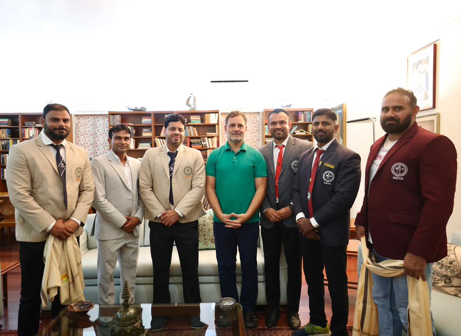 Fastnews_x's tweet photo. LoP Shri
@RahulGandhi
met our National Weightlifting and Strengthlifting Champions.  

📍 10 Janpath, New Delhi https://t.co/14qrYbiBah