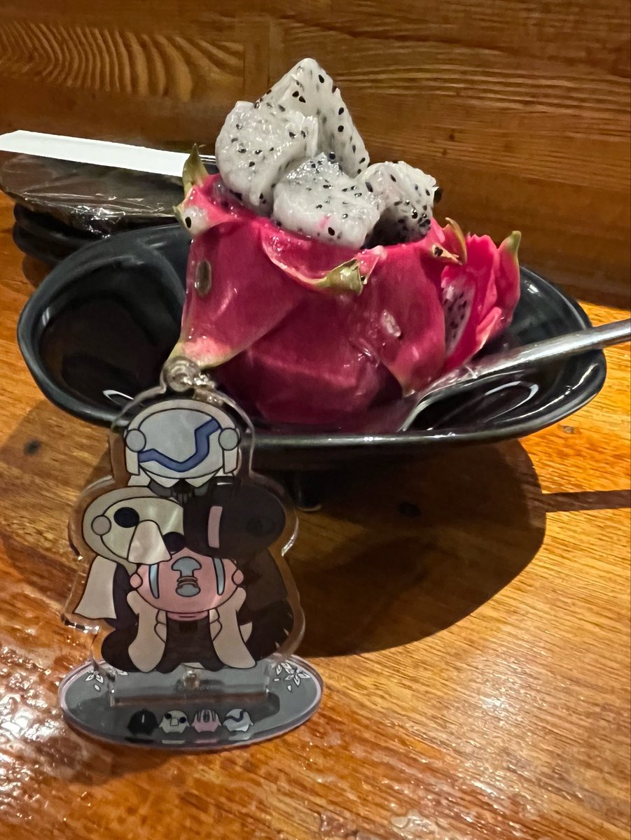 runa_213's tweet photo. 今年初白ドラゴンフルーツ🤍🐉
切り方が可愛すぎる真似しよ https://t.co/zcEla21xA7