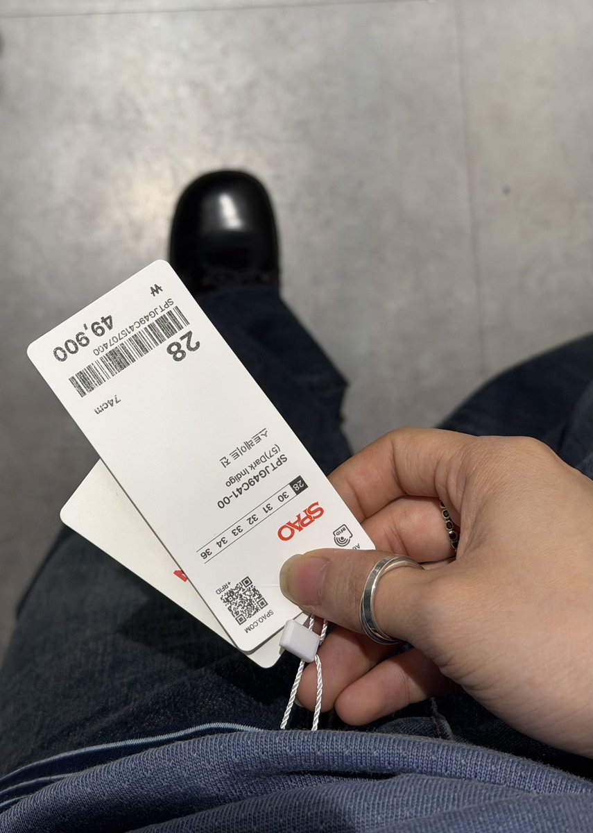 iknowsliber's tweet photo. 1번바지 개야르…….;
슬스핏의 권위자, 코르티스핏 그자체.
대체 바지에 무슨짓을 한거임?….
나 눈돌아가서 입자마자 구매함 https://t.co/mwenEWrWA0