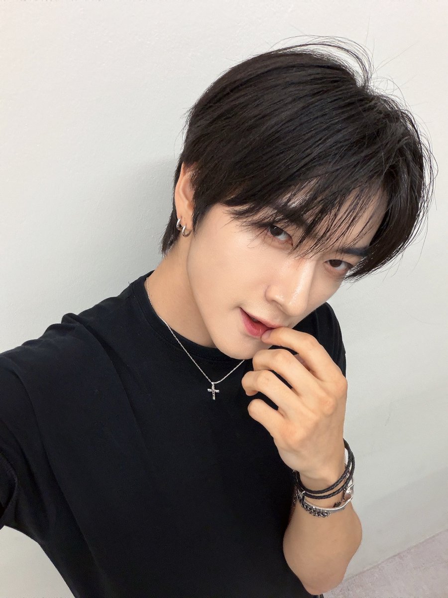 TRENDZ_OFFCL's tweet photo. [#윤우] 월요일이 이렇게 좋은거였나🐺🖤

#FROM_TRENDZ #TO_FRIENDZ #TRENDZ #트렌드지 https://t.co/gbCYM7qYS0