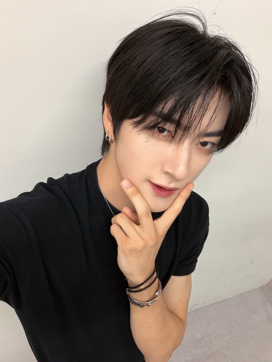 TRENDZ_OFFCL's tweet photo. [#윤우] 월요일이 이렇게 좋은거였나🐺🖤

#FROM_TRENDZ #TO_FRIENDZ #TRENDZ #트렌드지 https://t.co/gbCYM7qYS0