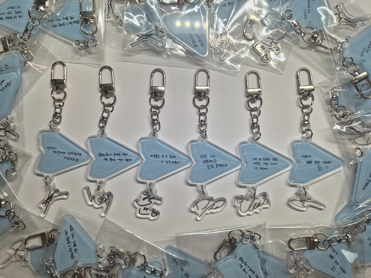 osakymm_'s tweet photo. #투어스 콘서트 컨페티 키링 판매폼 

#rt 하신 분들 중 한분께 원하는 멤버 키링 1개를 보내드립니다🤍

🔗https://t.co/6C64I82Etk
🗓 8/17 21:30 ~ 8/31 02:47

🪼 재판매 계획은 없습니다 🪼

#투어스 #투어스콘서트 #투어스컨페티 #컨페티키링   #신유 #도훈 #영재 #한진 #지훈 #경민 https://t.co/iNaytK3VP4