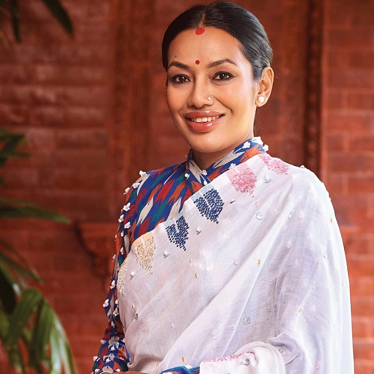 RONBupdates's tweet photo. MP Ashika Tamang says in Parliament, "३७ दिन अगाडि धादिङका सन्तोष राईको श'व कम्बोडियाबाट नेपाल झिकाउनु भनी मैले शून्य समयमा यस सदन मार्फत कुरा राखेको थिएँ। तर त्यो कुरा शून्यमै बिलाएर गयो। मलाई लाग्थ्यो सदनमा कुरा राखेपछि त्यो कार्यान्वयन हुनेछ तर एउटा सांसदले एउटै कुरा लिएर मन्त्रीदेखि सचिवको ढोका-ढोकामा चहारेर कहिलेसम्म हिँड्ने सभामुख महोदय? अर्थ मन्त्रालयले विदेशमा श'वको व्यवस्थापन गर्न भनेर बजेट छुट्याएको आज दुई हप्ता बढी भयो। तर बजेटलाई चलाउन परराष्ट्र मन्त्रालयले एउटा सामान्य कार्यविधि नबनाइदिँदा आज आफ्नाले श'वको आश गर्न छोडिसकेका छन् सभामुख महोदय। बजेट छ तर कार्यविधि छैन।यो कस्तो विधिको शासन हो सभामुख महोदय? कि त विदेशमा अलपत्र परी मरे'का जति यो देशको नागरिक होइन भनेर सभामुख महोदयले यो राज्यले घोषणा गरिदिनु पर्यो होइन भने तुरुन्त श'व झिकाउनु पर्यो।"
