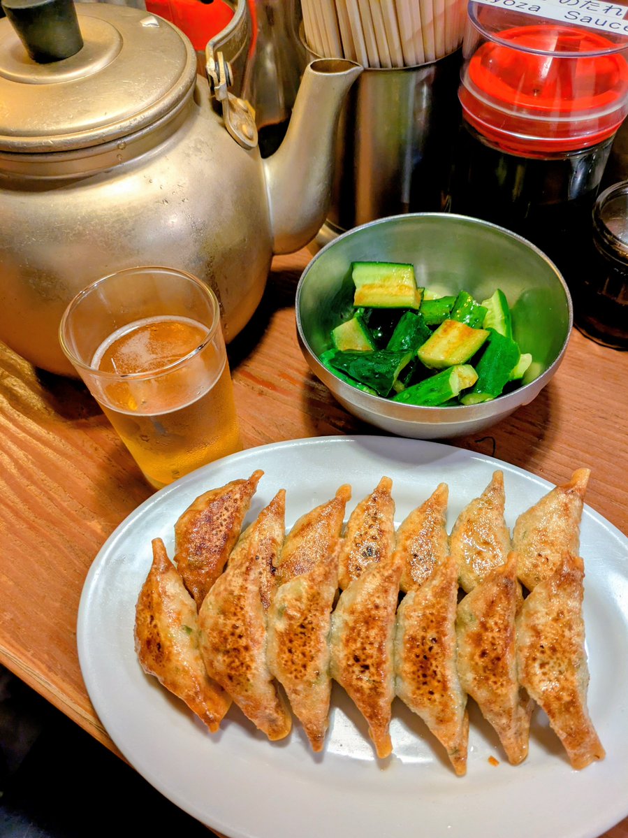 Mascara_condor's tweet photo. えびすの安兵衛＠恵比寿
・屋台餃子
・やかんビール
久々に高知餃子の人気店に🍺カリッと揚げ焼きされた極薄皮、キメ細やかな餡🥟軽い食感がビールにもピッタリで箸が止まらなくなる美味さ👍 https://t.co/fZj9hJAbrj