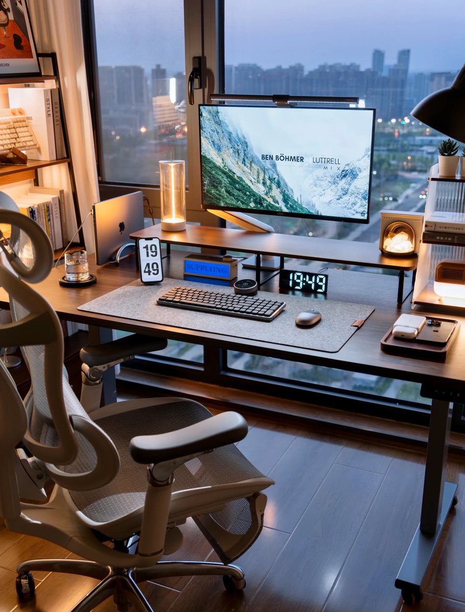 hasemoku's tweet photo. Tidy desk = tidy mind! My new plant and cute desk organizer make working from home way nicer. #WorkFromHome #DeskGoals https://t.co/s5s9zJghfL