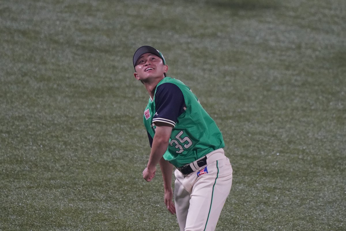 4374Yoshi's tweet photo. ヒーロー選手、石原投手の写真が無い？何故だ
何故だ、ごめんなさい。
プロ初ホールドの姿、納めてません。
そのサウスポー、貴重な存在。チームの成績に左右すると思います。よくやった。。。 https://t.co/B9vtBa3WHs