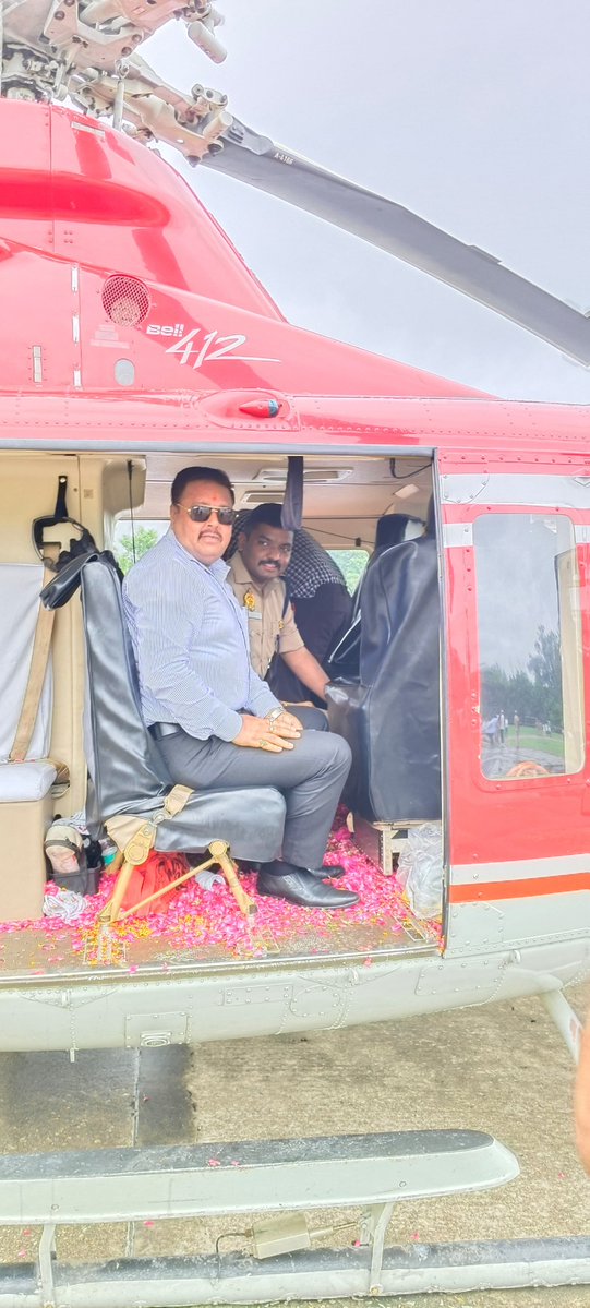 DmAmethi's tweet photo. आज दिनांक 17.08.2026 को श्रावण मास के तृतीय सोमवार पर कोछित स्थित श्री दंडेश्वर महादेव मंदिर में शिवभक्तों पर हेलीकॉप्टर से पुष्पवर्षा कर उनका अभिनंदन किया गया। श्रद्धालुओं के उत्साह, आस्था एवं सुरक्षा के मध्य दिव्य वातावरण में गूंजते रहे "बोल बम" और "हर-हर महादेव" के जयकारे। https://t.co/dTrrFSpCdV