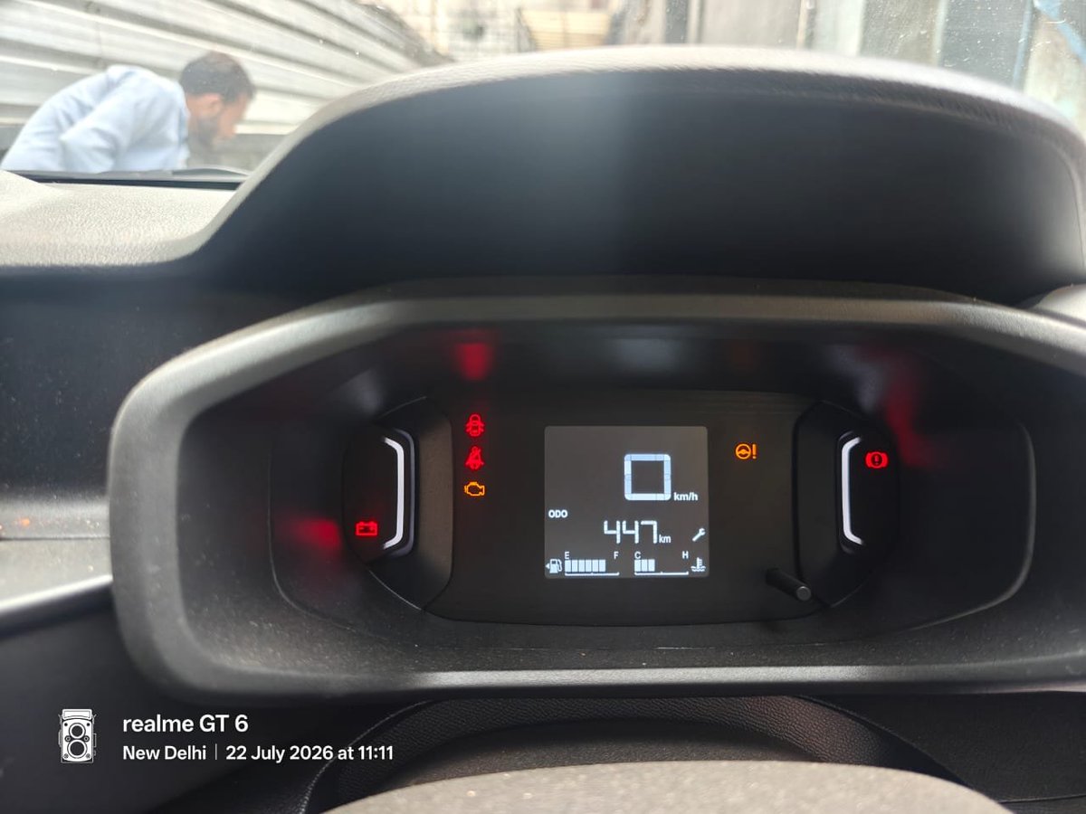sagarmalik1985's tweet photo. Citroën की सर्विस या ग्राहक को सिर्फ इंतज़ार?

आप लोग मेरी शराफत का नाजायज़ फायदा उठा रहे हैं। खुद देखिए, मेरी नई गाड़ी कितने दिनों से आपके सर्विस सेंटर में खड़ी है।

29 जून 2026 को मैंने गाड़ी खरीदी। बदकिस्मती से 14 जुलाई को एक्सीडेंट हो गया और 22 जुलाई 2026 को गाड़ी आपके सर्विस सेंटर में जमा कर दी।

आज 17 अगस्त 2026 हो चुका है। यानी करीब 26 दिन से मेरी गाड़ी आपके पास खड़ी है, लेकिन अब तक कोई संतोषजनक समाधान नहीं मिला। हर बार सिर्फ एक ही जवाब—“इंतज़ार कीजिए।”

अब तो ऐसा लगने लगा है कि कहीं गाड़ी 2027 में न मिले, और तब तक मेरी नई गाड़ी एक साल पुरानी मॉडल न हो जाए!

नई गाड़ी खरीदने के बाद ग्राहक को अगर यह अनुभव मिले, तो सवाल उठना लाज़मी है—

क्या यही है #Citroën की सर्विस?
क्या ग्राहक के समय और पैसे की कोई कीमत नहीं?

अब और इंतज़ार नहीं—जवाब चाहिए और गाड़ी की डिलीवरी की स्पष्ट तारीख चाहिए।

और गाड़ी आने के बाद मैं कंपनी पर कोर्ट केस करने के लिए बाध्य हूं।

@CitroenIndia
@Stellantis
@consumeraffairs
@jagograhakjago
