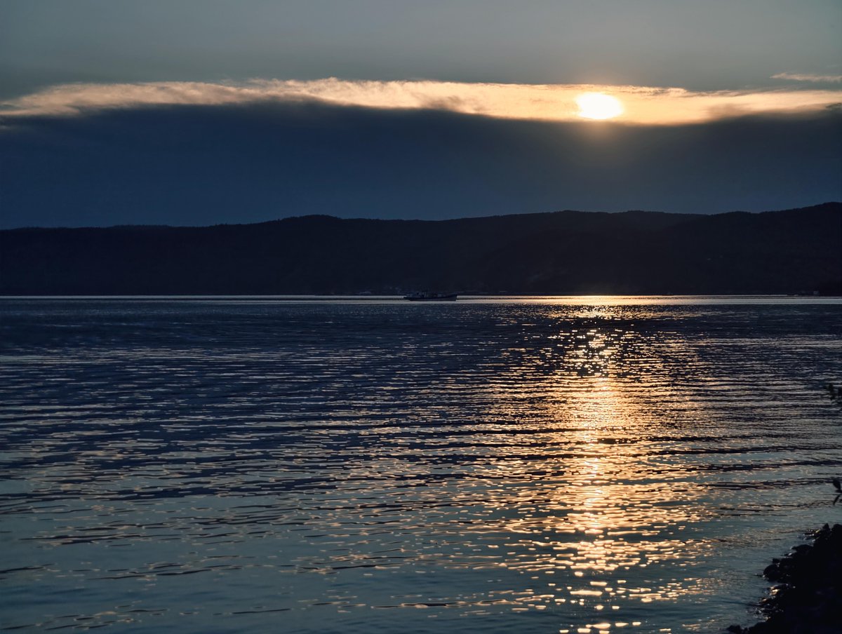 PascaleGuillard's tweet photo. Our campus photography club is hosting a sunset shoot this Friday at the lakeside! Beginners u0026 pros welcome—grab your cameras, meet new friends, and capture golden hour magic. Sign up via our link in bio! https://t.co/eBdK5qV8d6