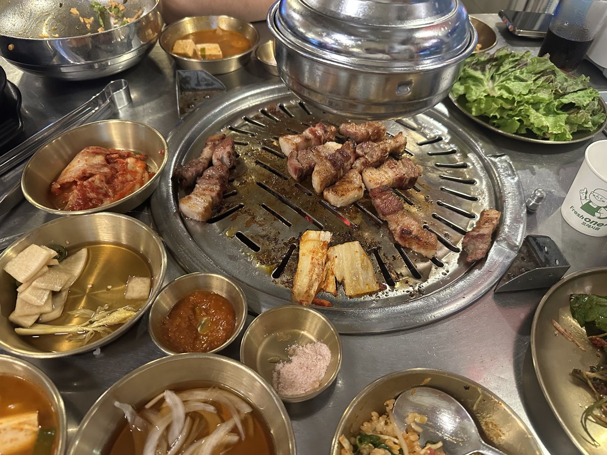 teumeonly_'s tweet photo. ปิ้งย่างสมบัติตลอดไป รอบนี้ร้านจัดลายเซ็นสมบัติใหม่เรียงสวยมาก https://t.co/OdNiAFyMbX