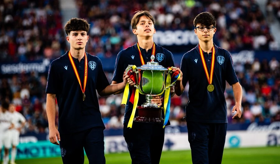 LevanteUD's tweet photo. 🐸 Marc Santos se convierte en el debutante más joven del #LevanteUD.

🔗 Noticia web: https://t.co/sx8frLuW6G https://t.co/4KWPe7OkC8