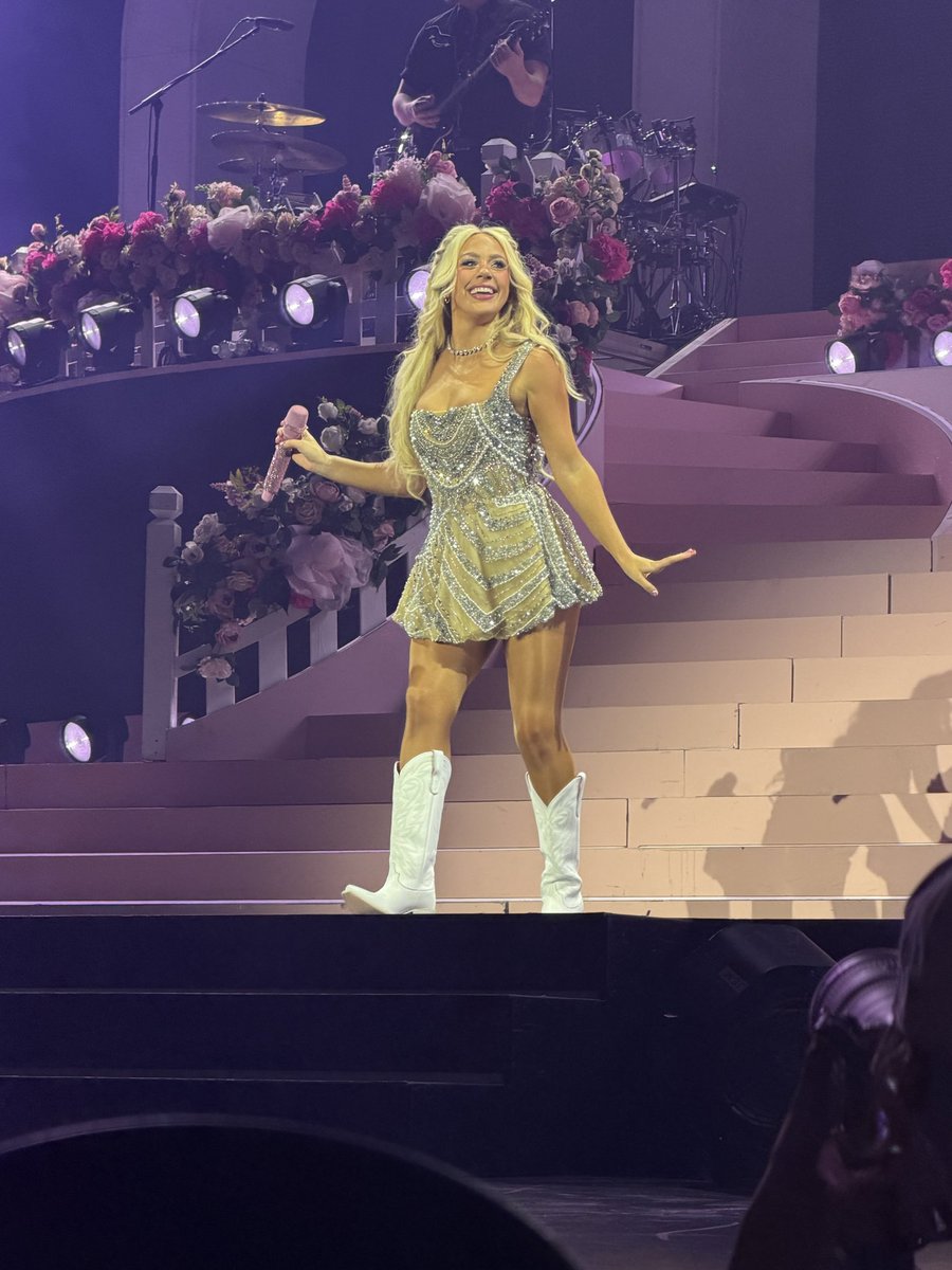 kaltpwk's tweet photo. @_megmoroney thank you for the best night ever on cloud 9 🩷☁️🐅 love you forever and ever 🫶🏼 https://t.co/SSOF7uf4kN
