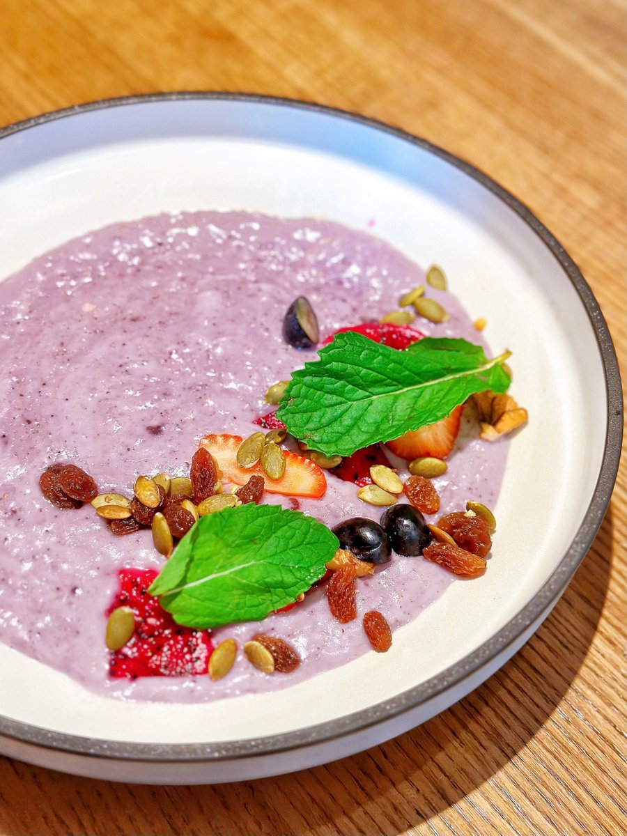 MMadupatrick's tweet photo. Warm bowl of oatmeal with fresh berries and a drizzle of honey is the perfect slow morning pick-me-up  #EasyEats #BreakfastJoy https://t.co/DefWSVRLYs