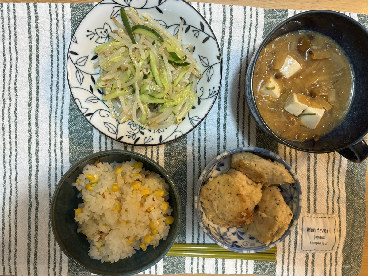 devilfudou's tweet photo. 昼は仕事の都合で10分しかなく、コンビニ飯＋プロテイン。
でも夜は鶏肉、納豆、豆腐、野菜、ご飯で調整。

1,645kcal
P120g
11,000歩

ダイエットは「毎食完璧」じゃなくていい。
崩れたときに、早い時期に戻すこと。
それを積み重ねる。
80kg超だった55歳会社員。
もう一度体を絞ります。 https://t.co/W9JlB2J1CX