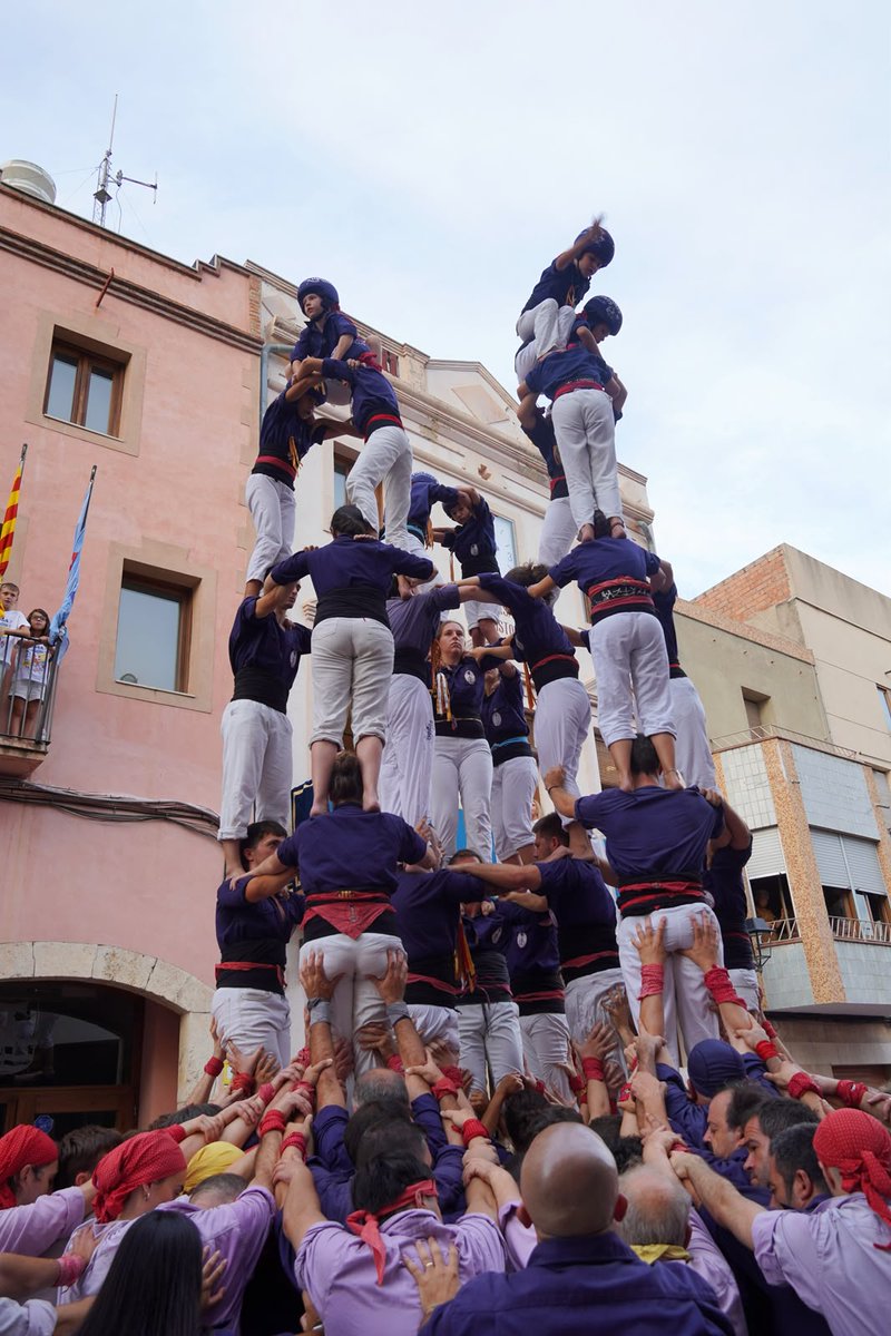 XiquetsSerrallo's tweet photo. 👌 Ahir a la Canonja vam descarregar el 3 de 7, el 4 de 7 i el 9 de 6. També vam completar dos pilars de 4, un d'ells al balcó.

🔥Ha estat la darrera actuació abans d'un Sant Magí que es presenta apassionat. Abans, ens veiem avui a l'assaig especial on us volem a tots i totes. https://t.co/ScEqV3nkj7