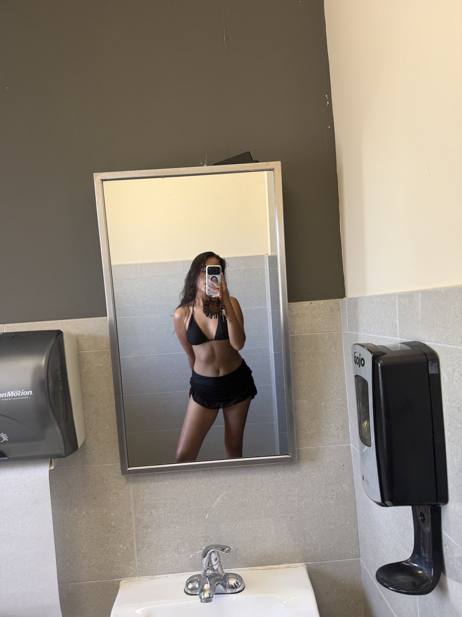 regular_hotcoup's tweet photo. Some vacation time #couple #swingers #selling #love #VacationStyle https://t.co/adFJgJabLq