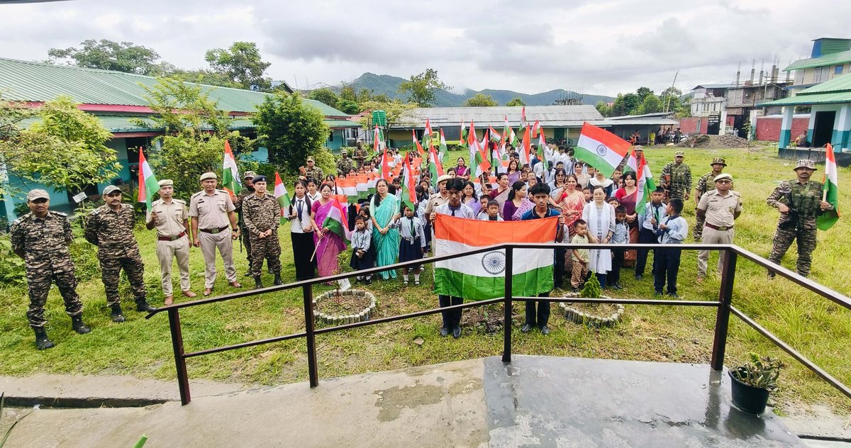 86Bncrpf's tweet photo. Lamphel Police Station, in collaboration with 86 Bn CRPF, organised the Har Ghar Tiranga Campaign at Uripok Tondonsana and Thambou Macha Higher Secondary School, promoting the spirit of patriotism, unity and national pride. 🇮🇳
#HarGharTiranga https://t.co/3opN2jupqK